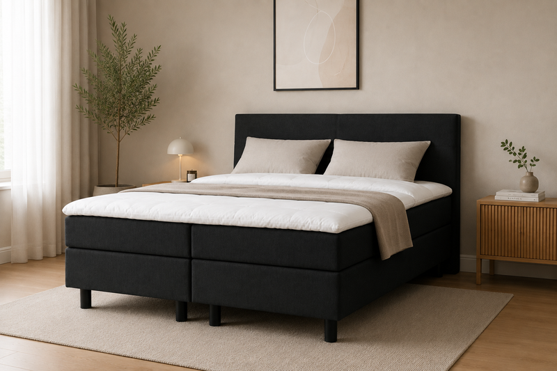 Zwarte boxspring BestRest van opzij in een lichte slaapkamer