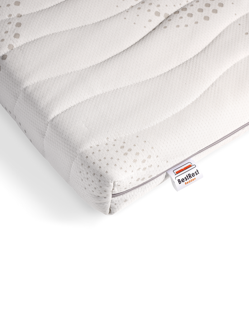 Hoek van een Cooltouch topdekmatras met stippenpatroon en BestRest-label