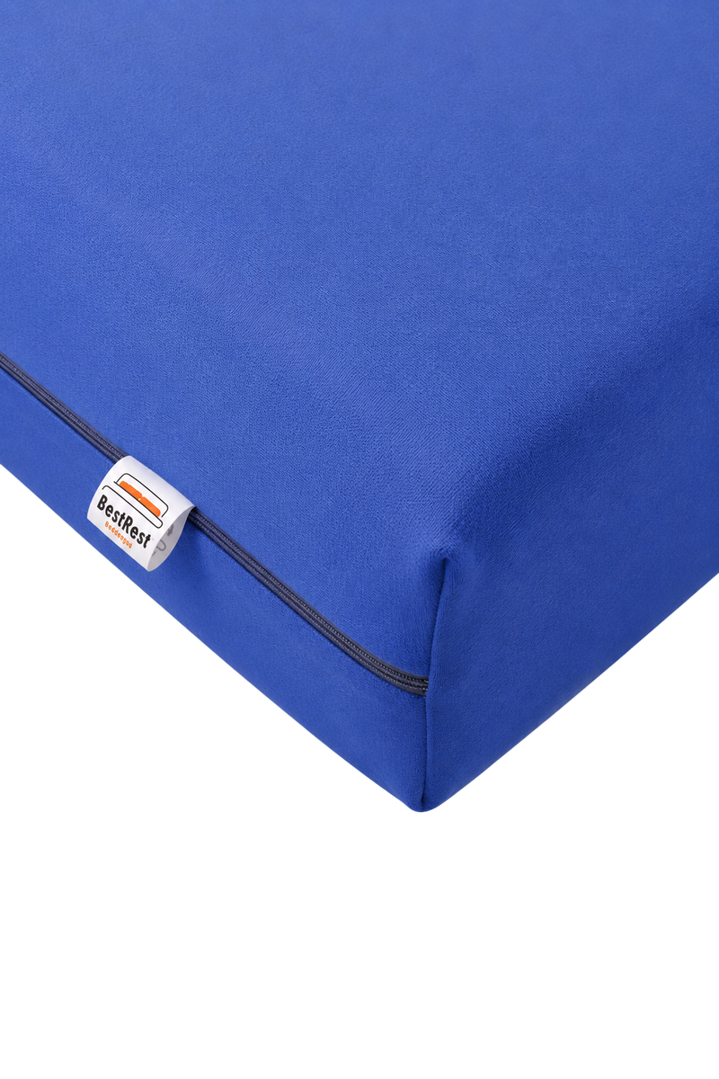 Hoek van het incontinentie zorgmatras met blauwe hoes, rits en BestRest-label